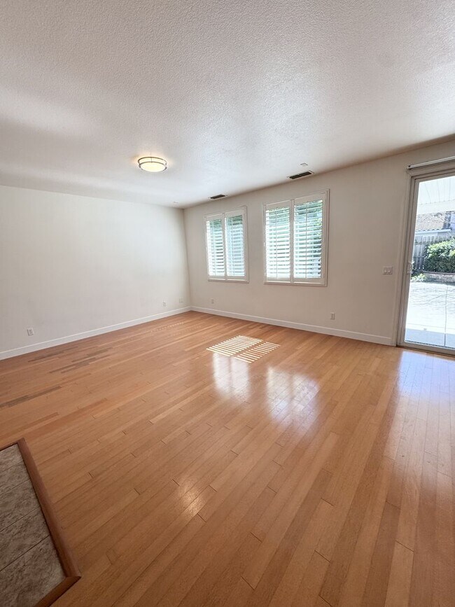 Building Photo - 4 Bedroom / 3 Bathroom Home in Elk Grove – Bedroom & Full Bath Downstairs SEE VIDEO