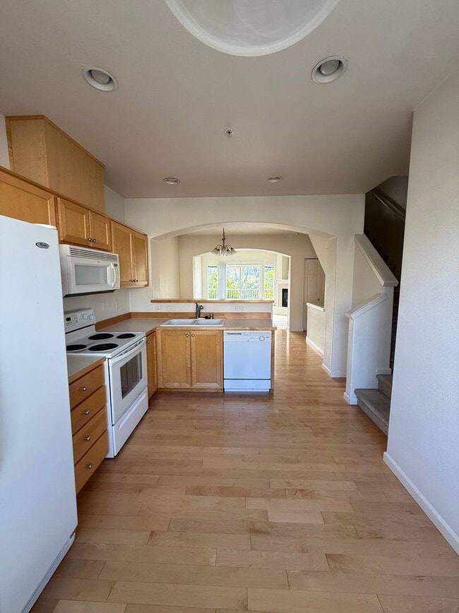 Building Photo - Spacious Beaverton Living – Prime Location...