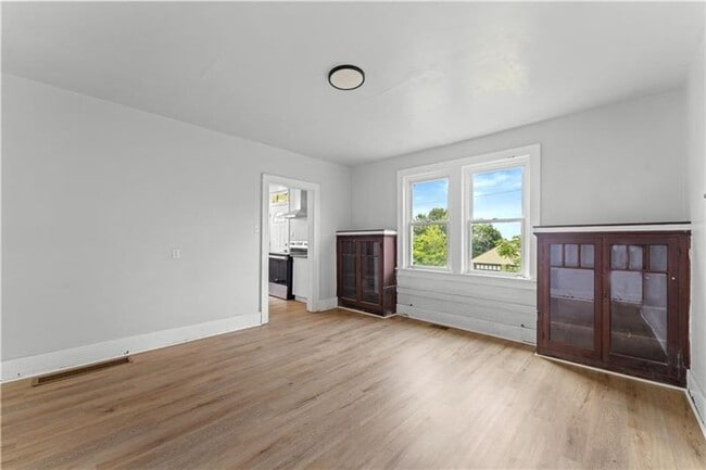 Building Photo - Spacious 4 Bedroom, 1 Bath Home in Crafton...