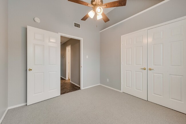 Building Photo - Garden haven 3 bed 2 bath home in H-E-B school district