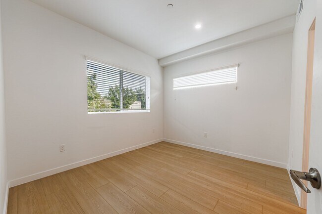 Building Photo - 11841 Runnymede St