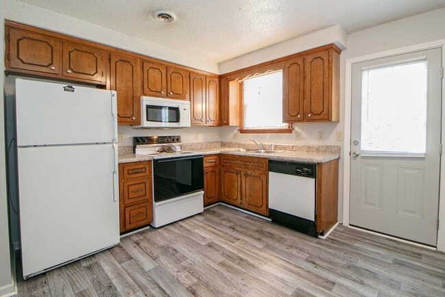 Building Photo - 814-A Golfview Pl