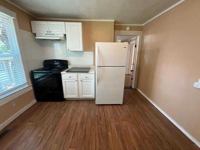 Building Photo - 4 Bedroom Home available in High Point!
