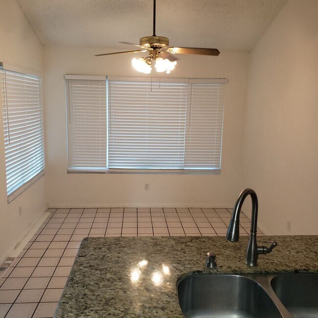 Building Photo - (((AVAILABLE))) REDLANDS 3bed 2 bath Must See!