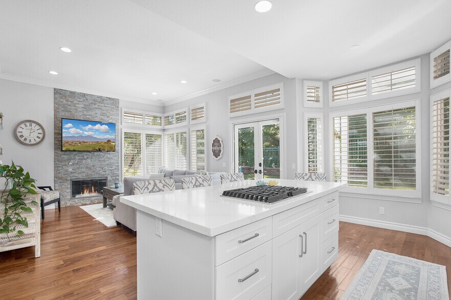 Large island with bar seating and quartz aountertops - 35 Inverary