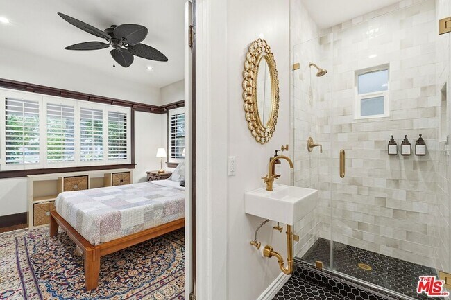 Building Photo - 1458 W 48th St