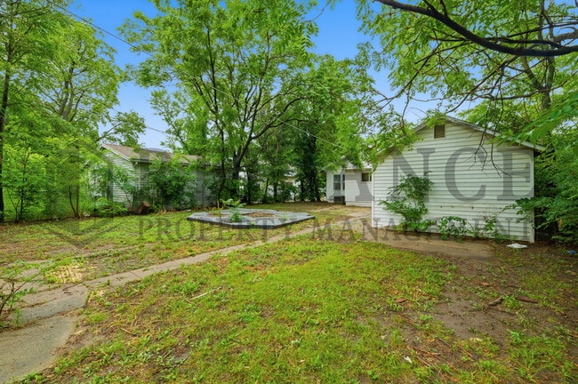 Building Photo - 1425 S Laura Ave
