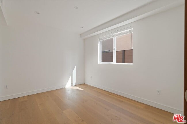 Building Photo - 15207 Morrison St