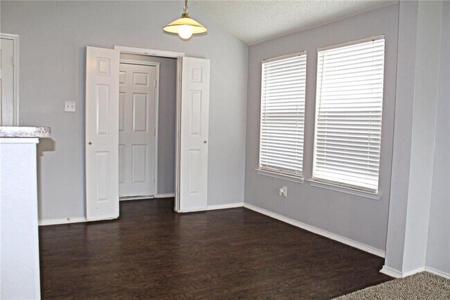 Building Photo - 1111 Cumberland Dr