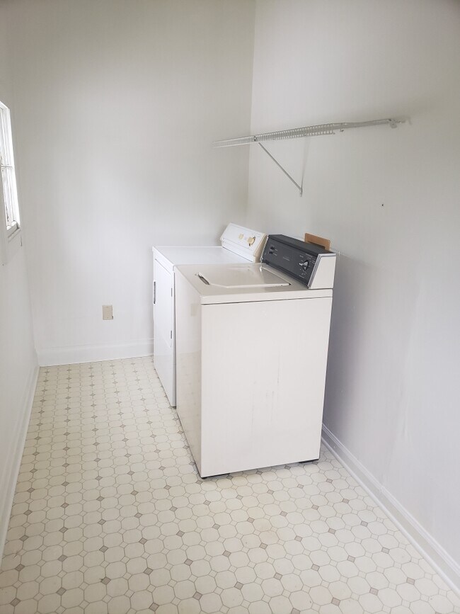 Building Photo - 319 Chicago Ave