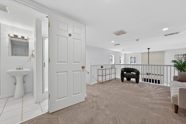 Building Photo - 1002 Cupp Ln