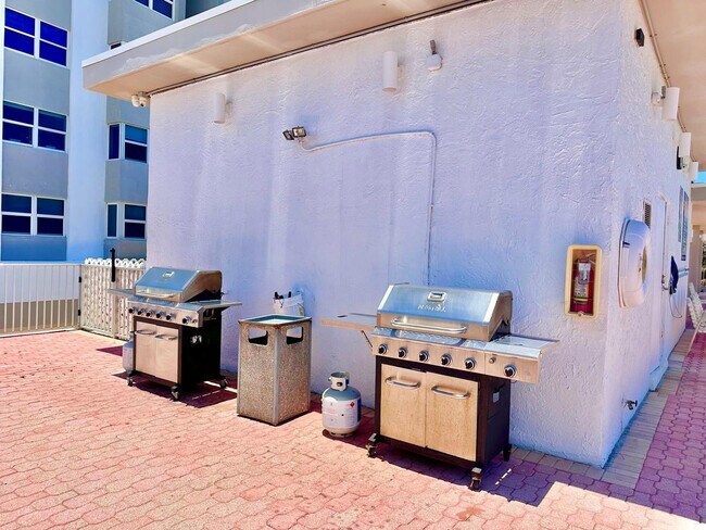 Building Photo - 3111 N Ocean Dr