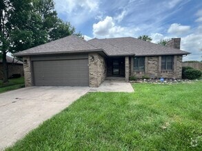 Building Photo - ALL BRICK HOME IN NIXA Located in McCroske...