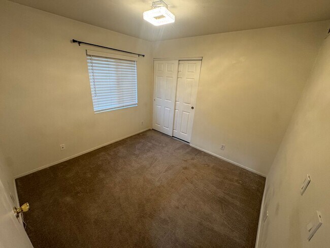 Building Photo - Spacious 3 bedroom condo