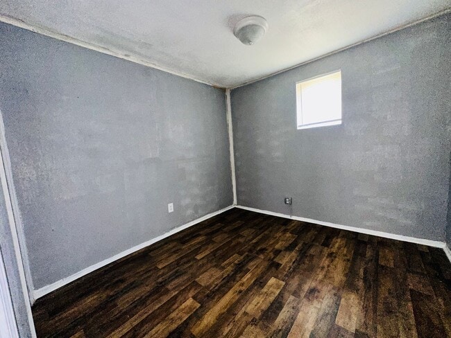 Building Photo - 3 bedroom one bath