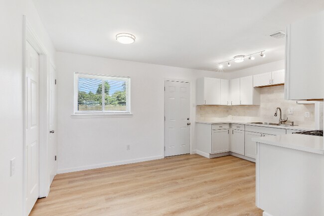 Building Photo - 304 Deacon St