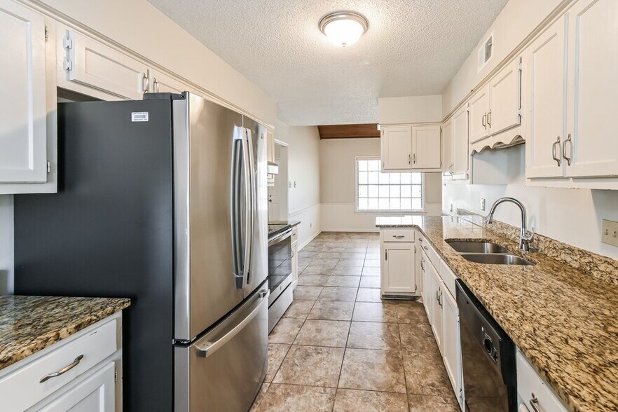 Building Photo - 2224 Webbing Dr