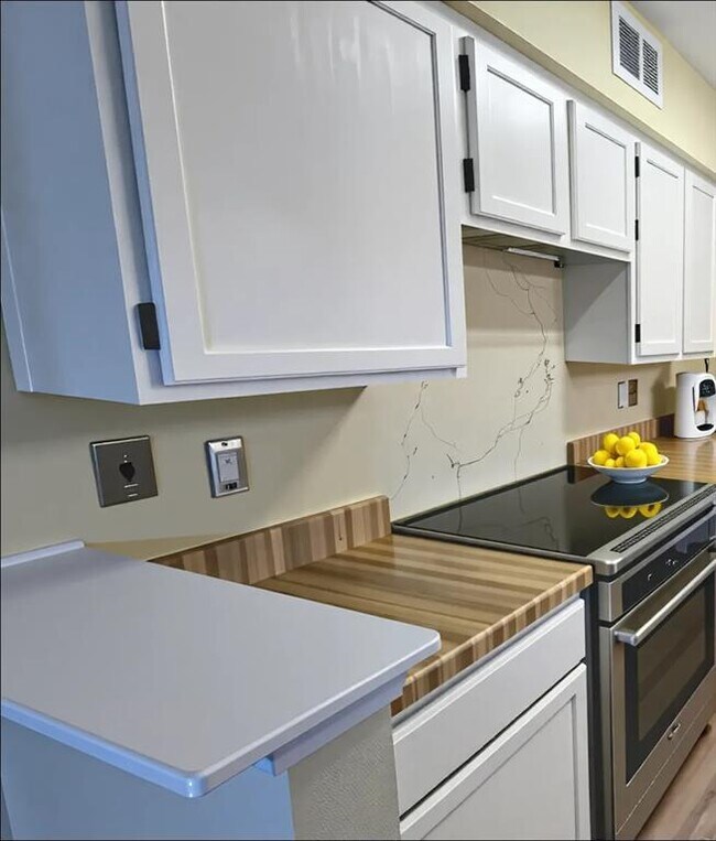 Building Photo - 7400 Bellerive Dr