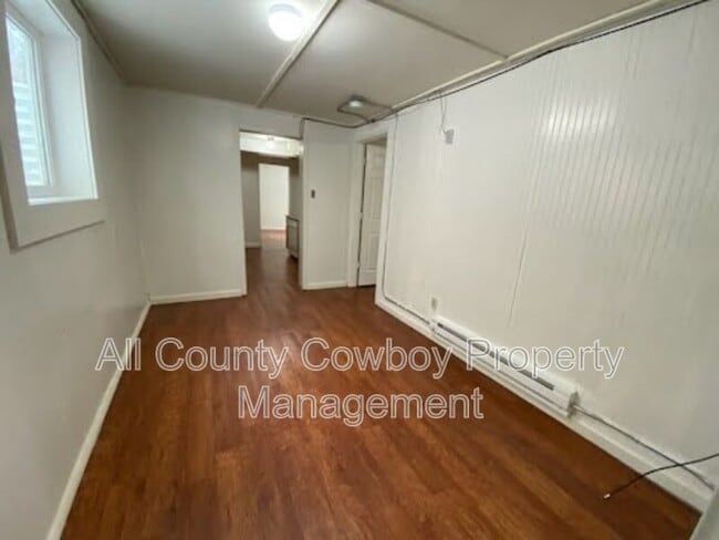 Building Photo - 566 N 9th St
