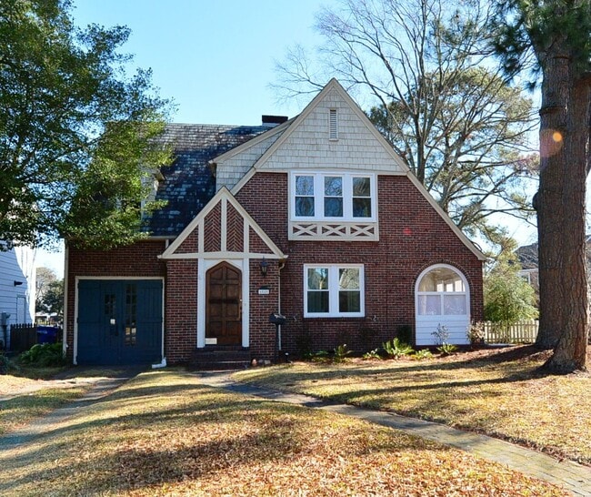 Building Photo - Larchmont Waterfront! Just Miles from NOB