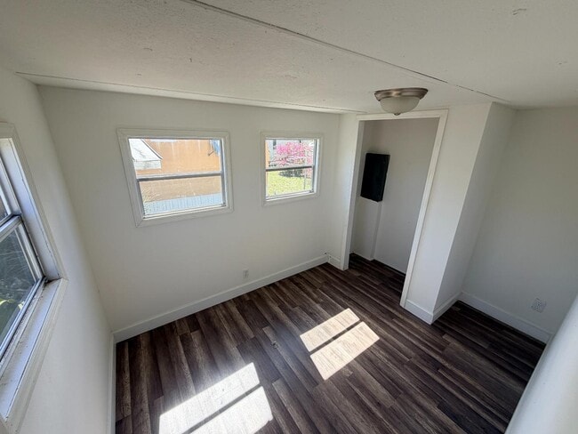 Building Photo - 2545 Park Dr