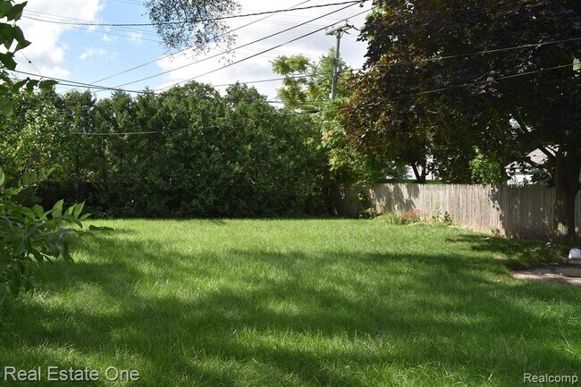 Building Photo - 607 Cherry Ave