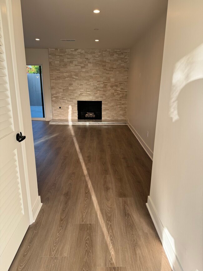 Building Photo - 10434 Baird Ave