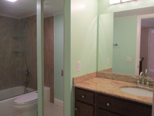 Building Photo - 724 7th Way