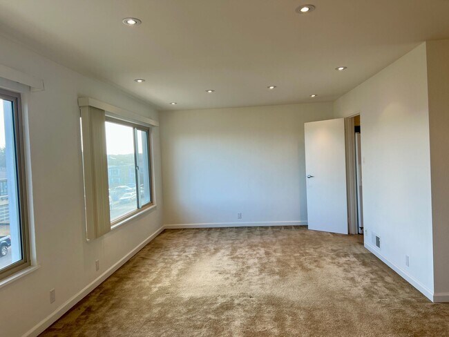 Building Photo - Sparkling 2 Bedroom 1.5 Bath - Nicely upda...