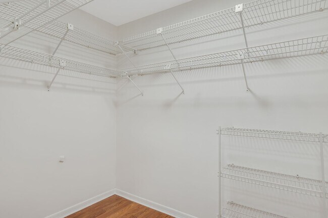 Building Photo - ** GOLDEN GATE CITY ** 3 BED + DEN / 2 BAT...