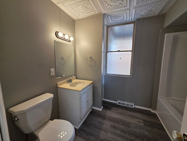 Building Photo - Spacious 1 bedroom 1 bathroom apartment for rent!