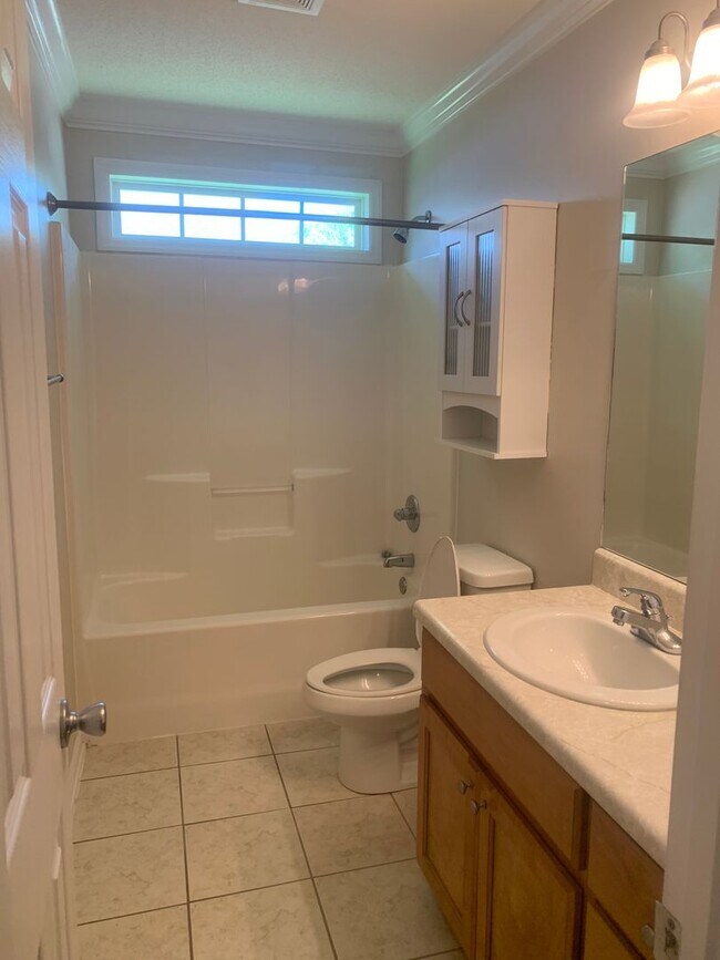 Building Photo - 4bd/2ba located in the Highlands Subdivision right off of Bemiss.