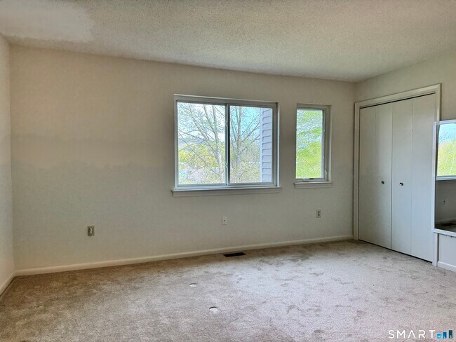 Building Photo - 11 Hilltop Dr