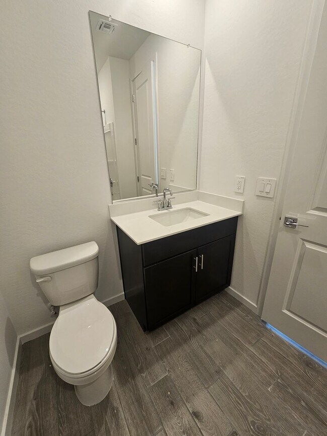 Building Photo - Beautiful new build w mountain views