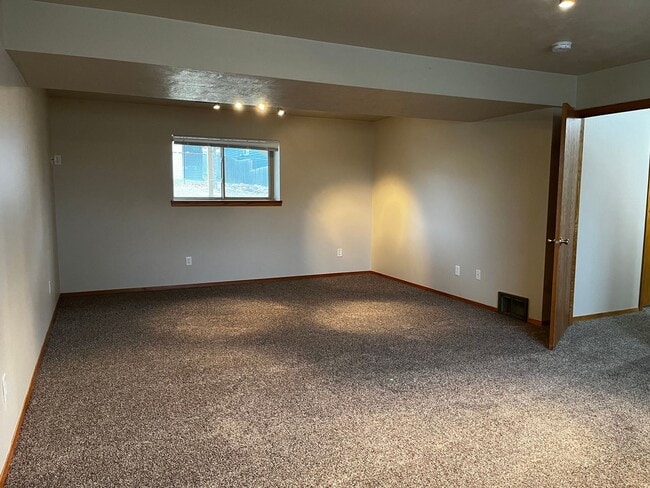 Building Photo - 5 Bed/2 Bath Rental Home on West Side!