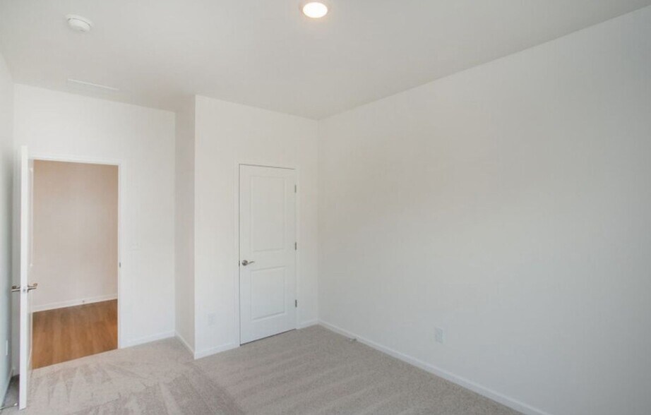 Building Photo - 448 Jet Strm Dr