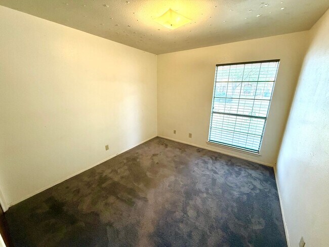Building Photo - 4922 Lambeth Dr