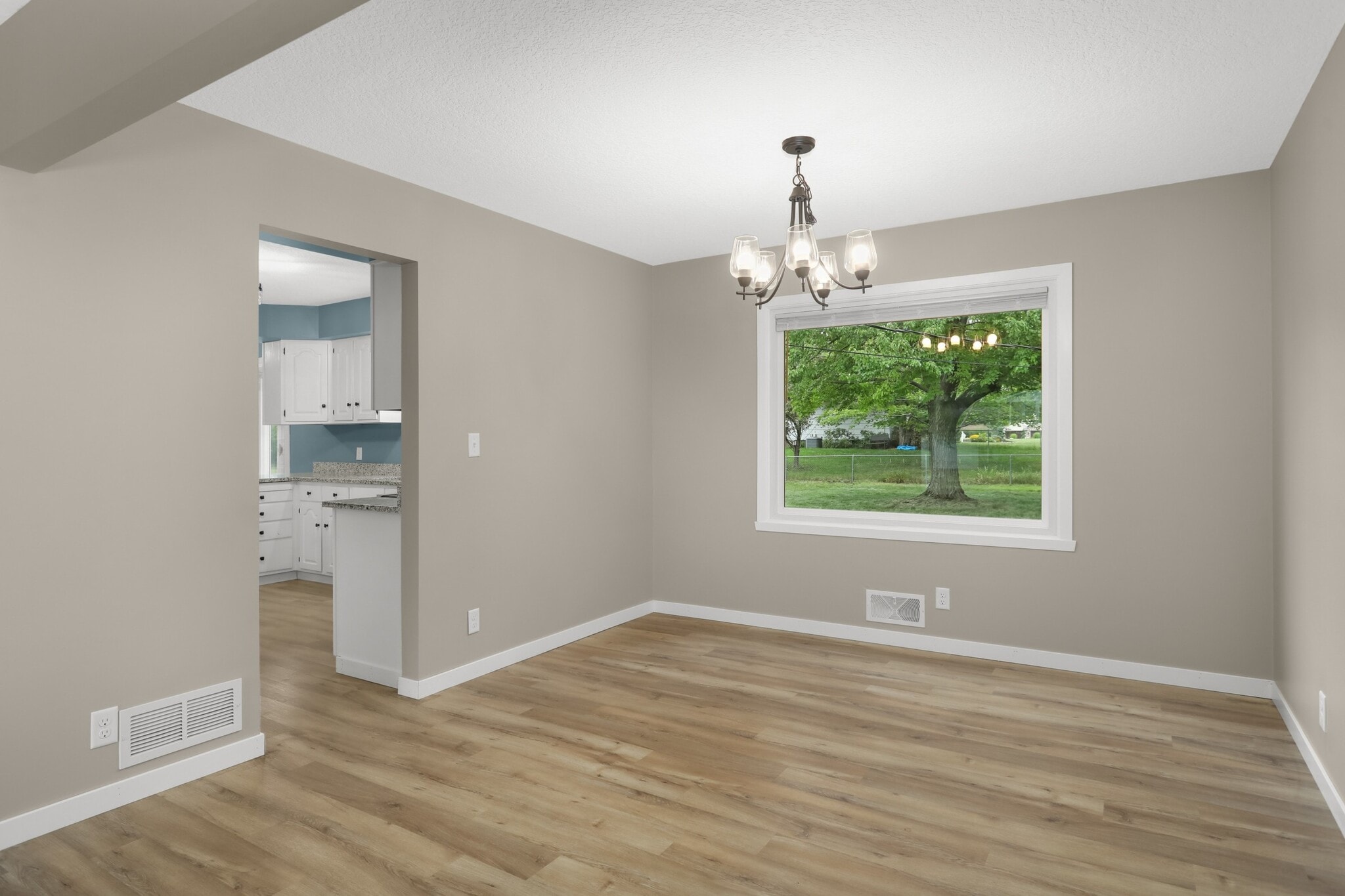 Dining - 2808 Aglen St