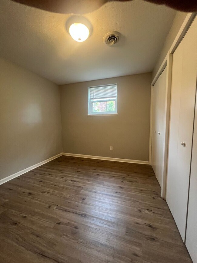 Building Photo - 811 Cedarcrest Dr