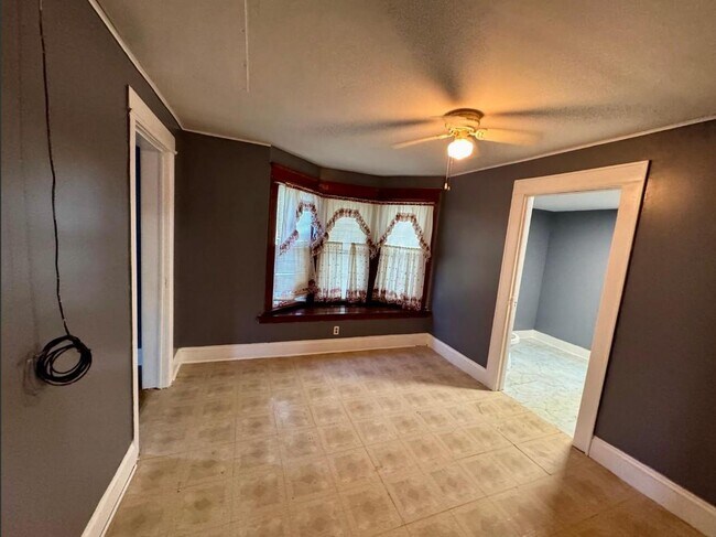 Building Photo - 409 Rowland St