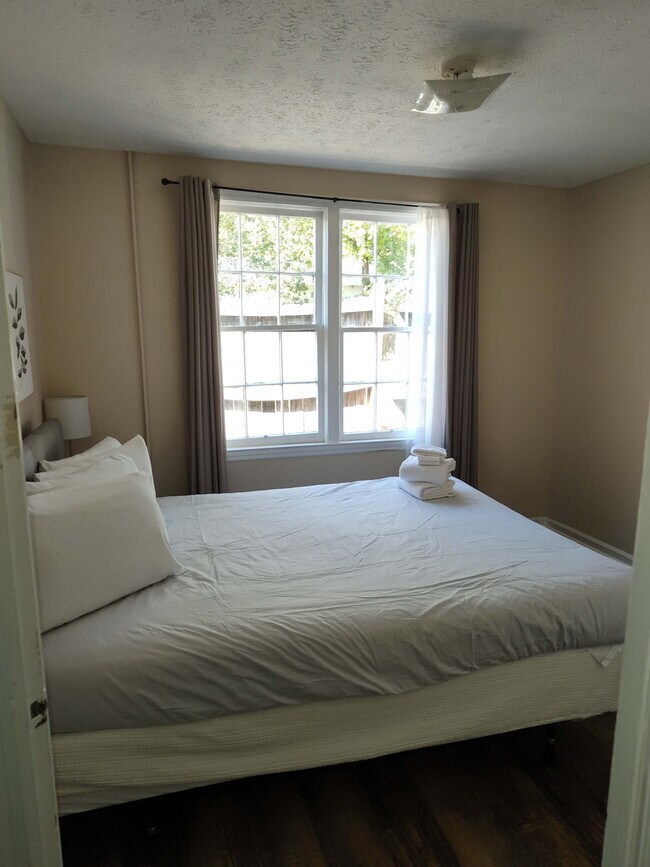 Building Photo - 3912 Crestview Dr