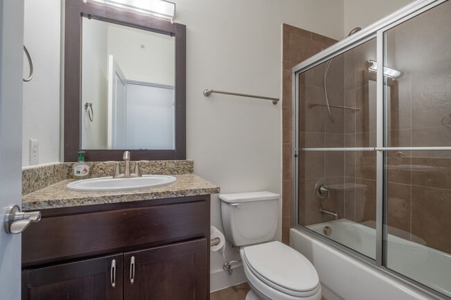 Building Photo - Beautiful 2 Bedroom, 2.5 Bath Townhome in Northwest Austin