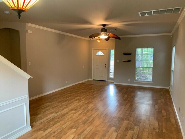 Building Photo - *MOVE IN SPECIAL* Charming 3BD/2.5BA With Deck — Loop 1604 & Potranco!