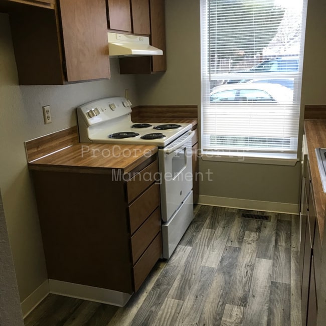 Building Photo - $1300...2Bed 1.5 Bath, Small Fenced in Covered Patio on Back, Storage