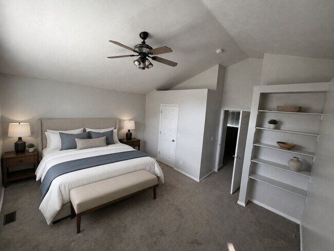 Building Photo - 704 Country Club Dr