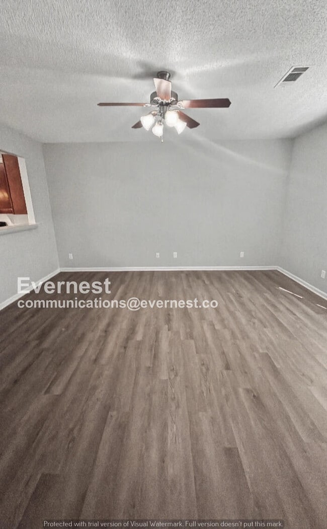 Building Photo - 3 Bed, 2.5 Bath Home with Modern Comforts / Pet-Friendly / Available Now!