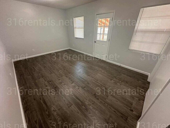 Building Photo - $1245 - 4 bedroom/ 2 bathroom - Single Fam...