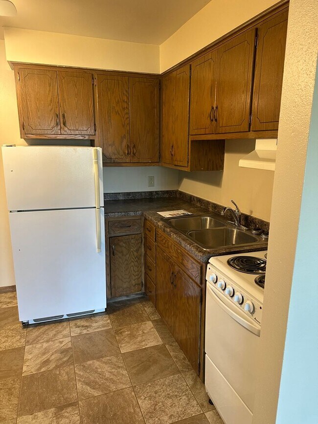 Building Photo - Forestview 2 Bedroom Upper Apartment FIRST...