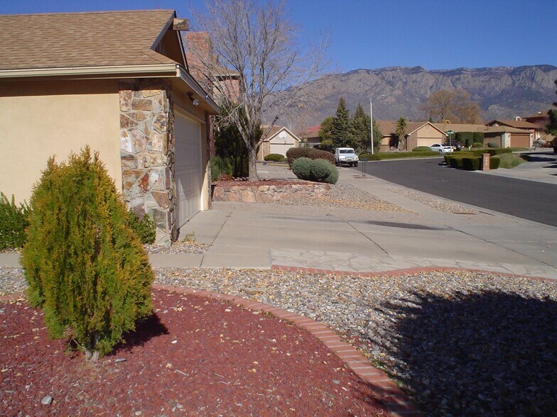 Building Photo - 5501 Vista Sandia NE