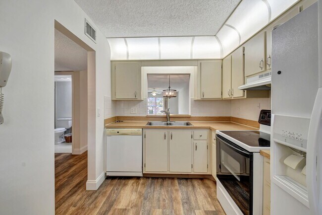 Building Photo - 2845 SW 22nd Ave